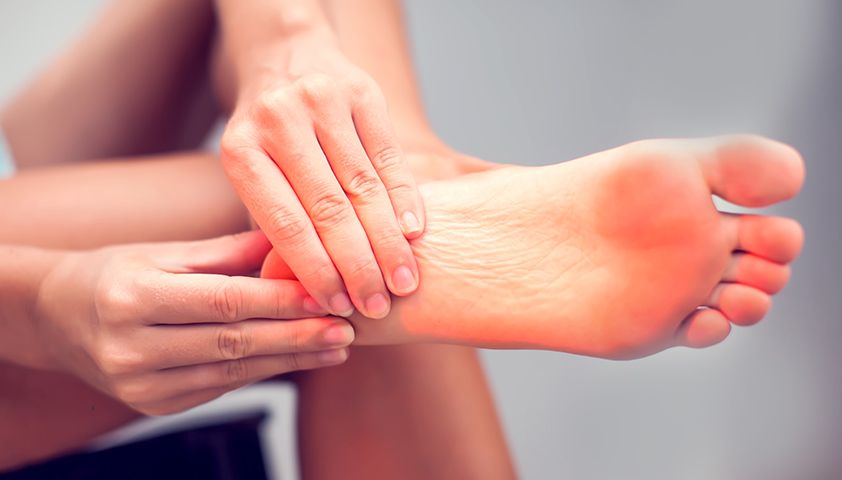 Qadınlarda ayaqda ağrılar menopauzadan  ola bilər