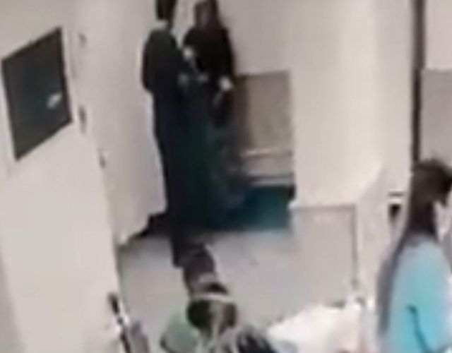 "Sən kimsən ki, mənim həyat yoldaşıma iynə vurursan" deyib, həkimi döydü -  ANBAAN VİDEO