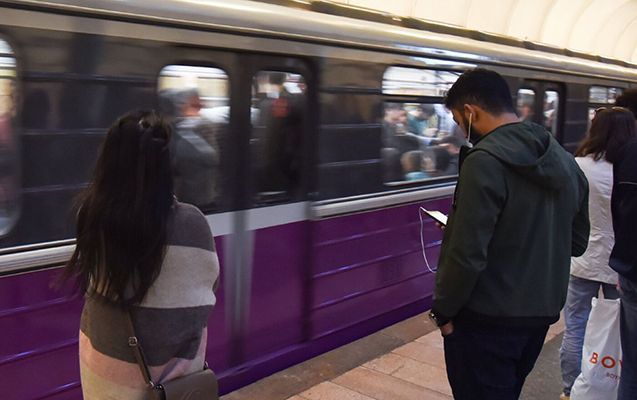 Metroda sərnişin öldü 
