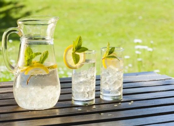 Limonlu suyu belə içmək olmaz! –  4 mənfi təsiri