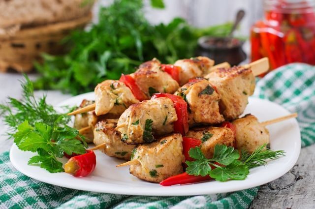 Yarıçiy bişmiş kababın təhlükəsi  – Toksikoloqdan xəbərdarlıq