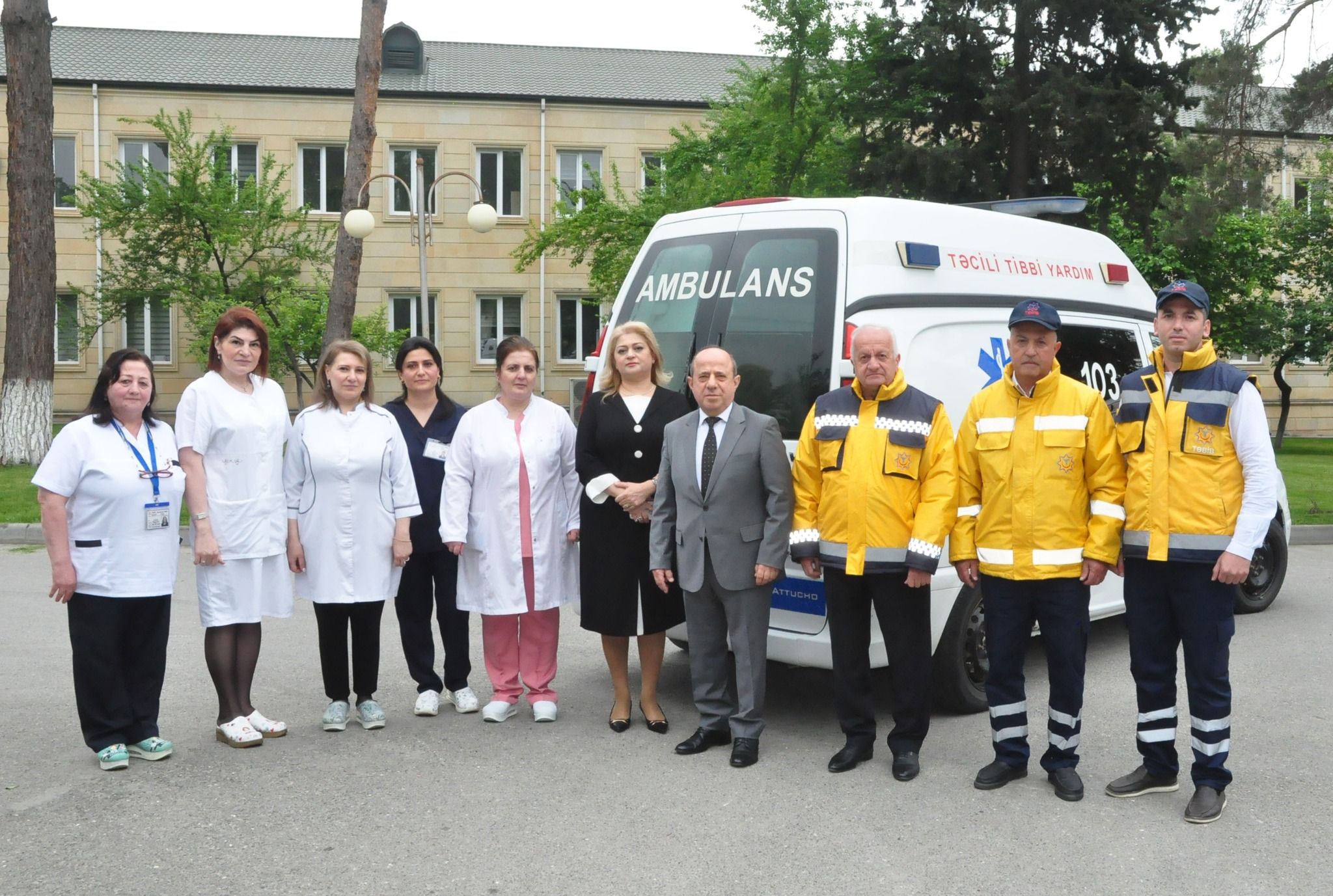 Ambulansda doğuşu qəbul edən   tibb işçiləri təltif edildi