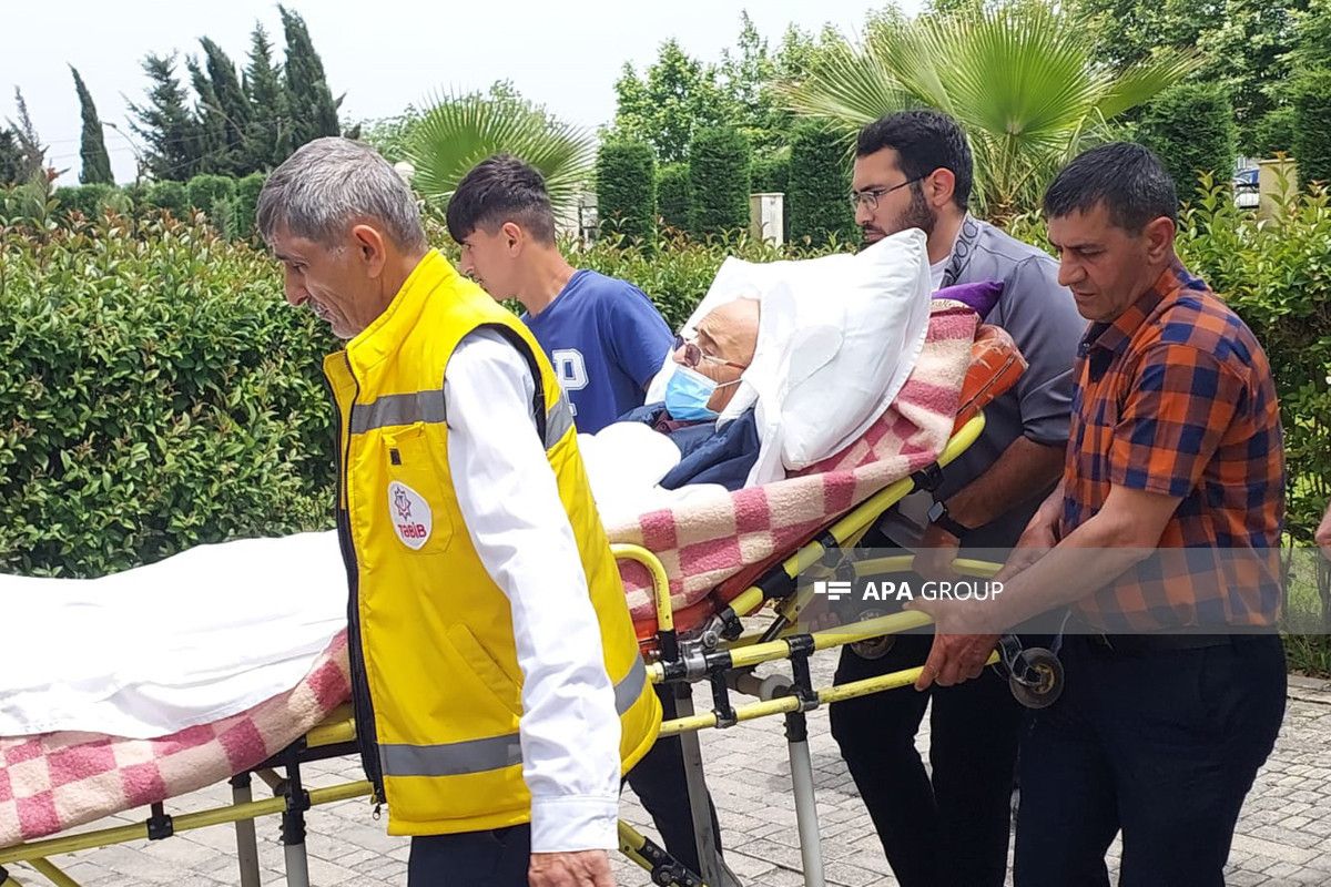 Masallı xəstəxanasının sabiq direktorunu məhkəməyə xərəkdə gətirildi -  FOTO