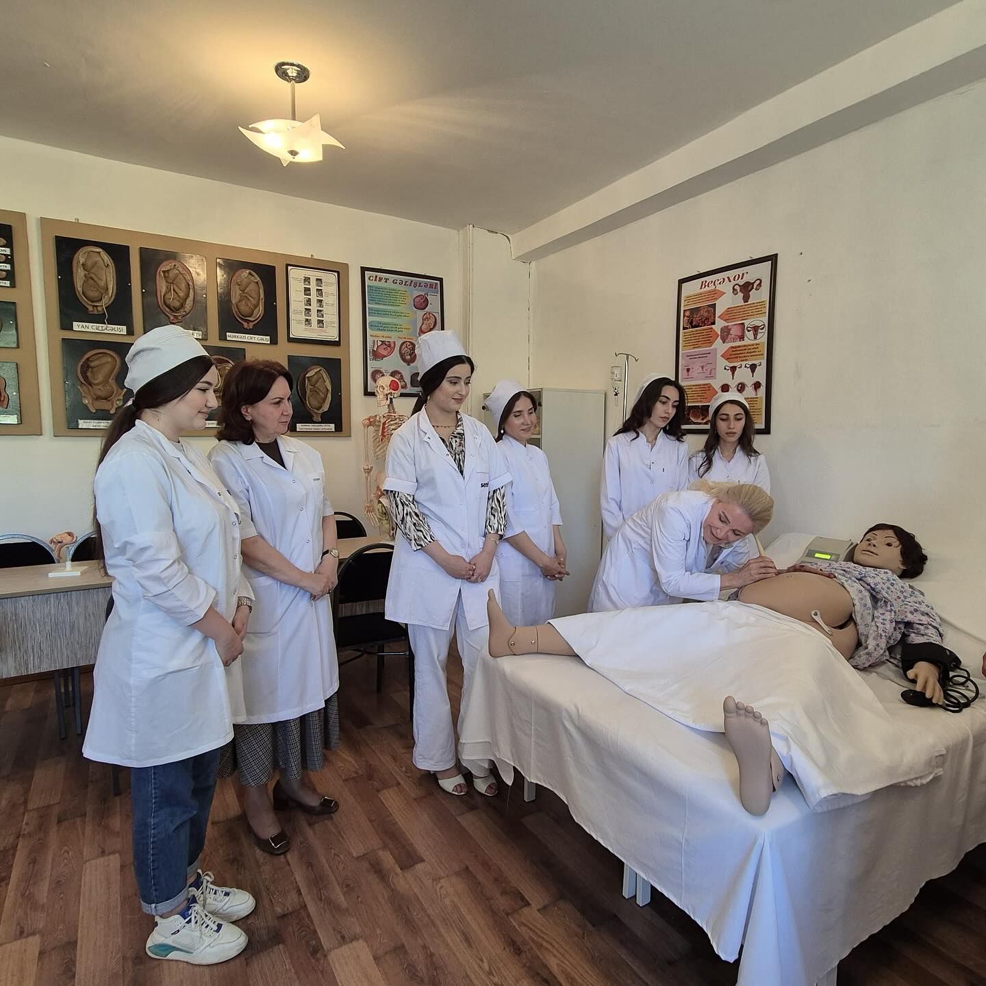Tibb kollecində robot üzərində   doğuş təqdim edildi
