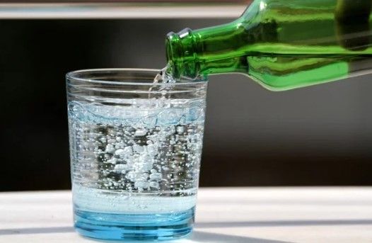 İsti havada adi su əvəzinə duzlu su içmək  niyə daha yaxşıdır?