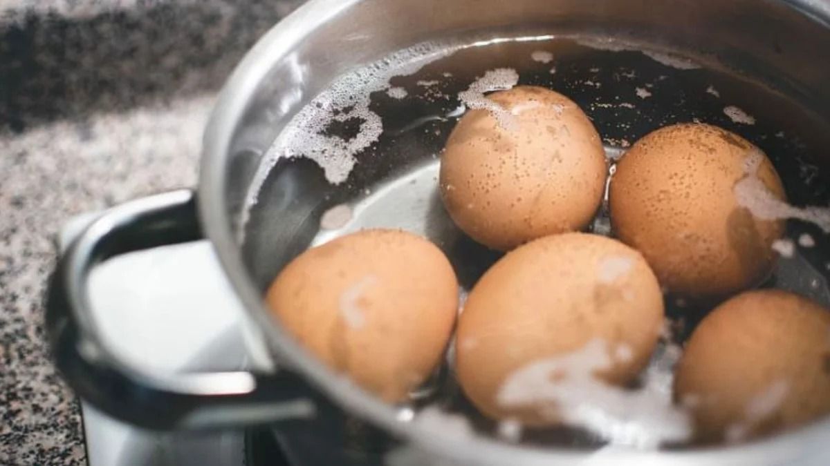 Yumurtaları qaynadarkən 1 qaşıq əlavə edin,  əsla çatlamayacaq
