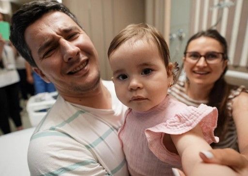 14 aylıq körpə ilk dəfə eşitməyə başladı: valideynləri göz yaşlarına boğuldu -  FOTOLAR