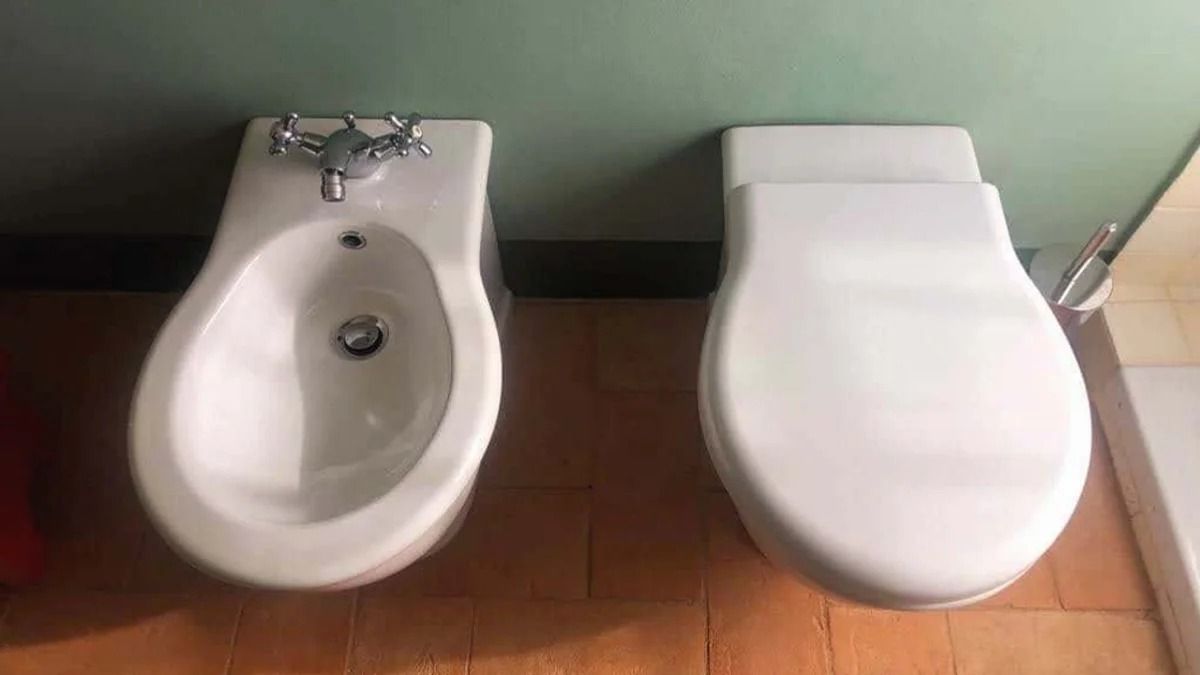 Avropada nə üçün iki tualet yan-yana qurulur? -  Fərqli səbəb