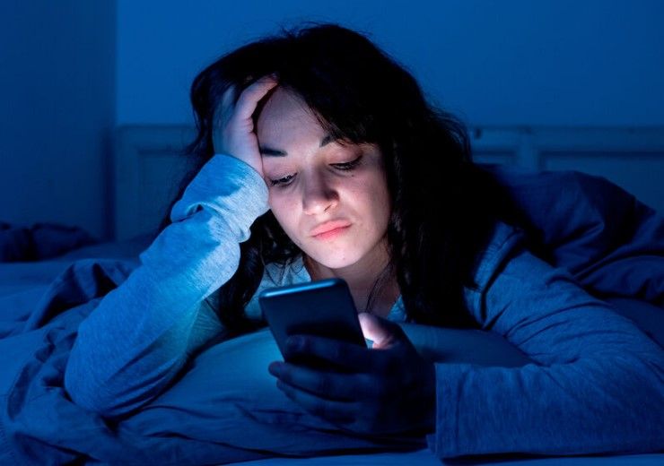 Gecə saatlarında telefondan istifadə dəri sağlamlığına  necə təsir edir?
