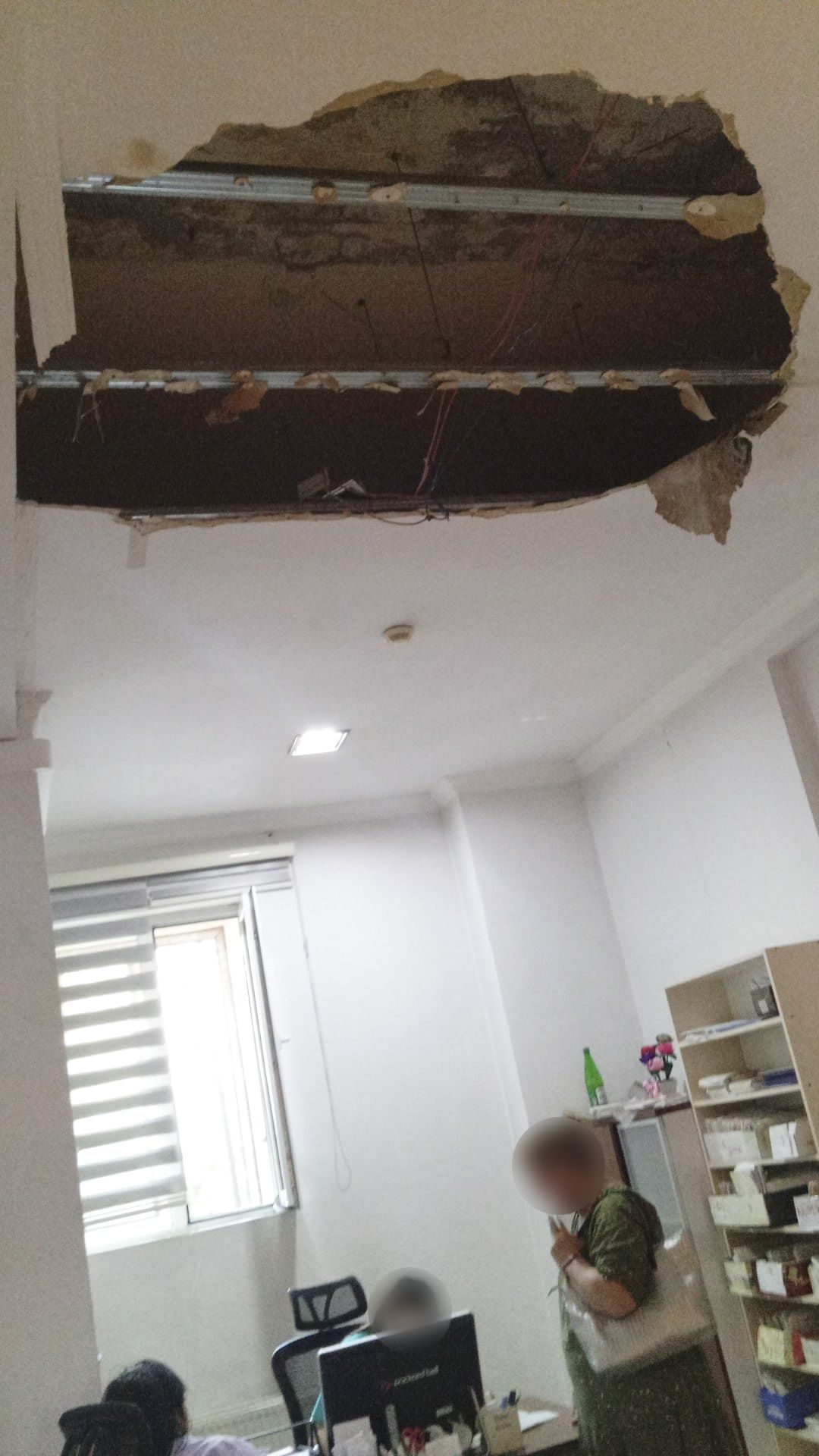 Bakıda poliklinikanın tavanı çökdü -  Açıqlama - FOTO