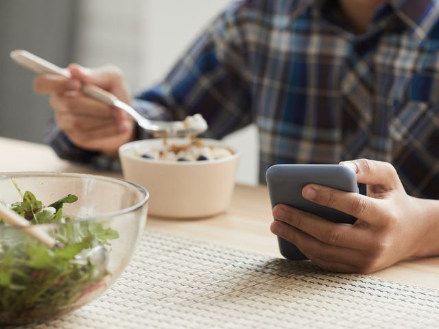Əldə telefon yemək yemək təhlükəlidir 