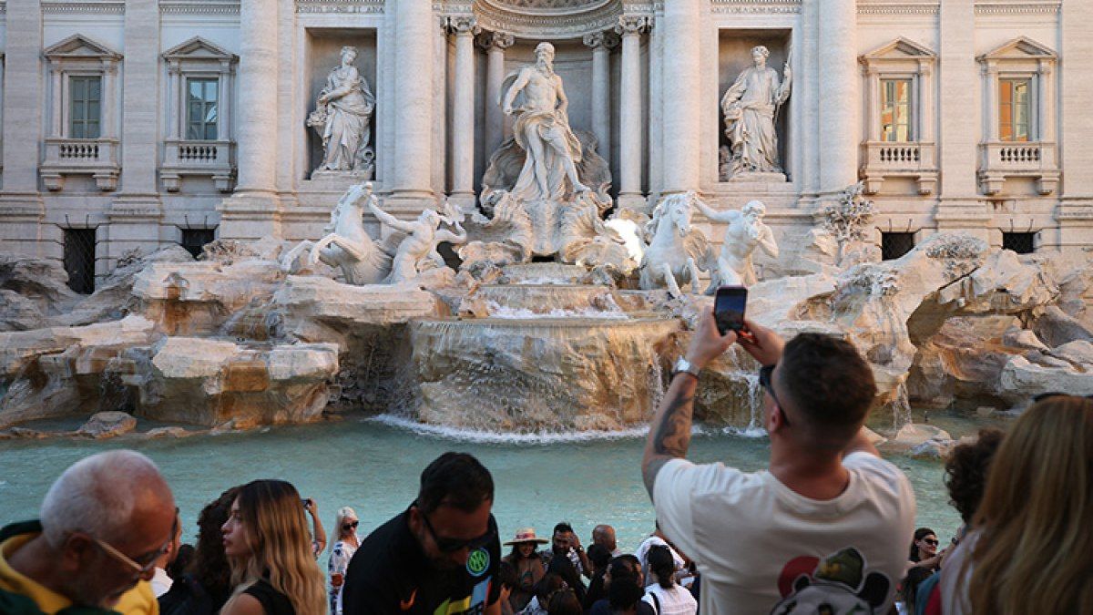 Sərxoş turistin Trevi fəvvarəsinə girişi ömürlük  qadağan edildi