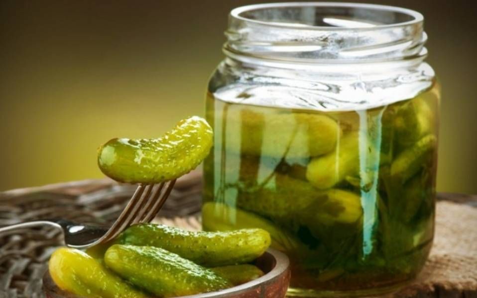 Turşu xiyarın suyunu içmək faydalı imiş 