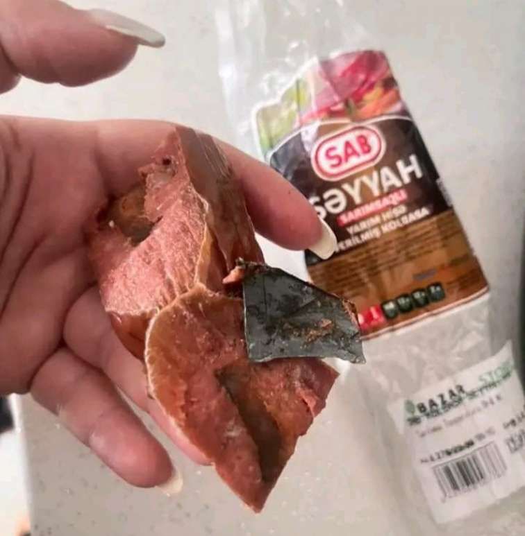 "SAB"ın kolbasasından dəmir parçası çıxdı -  FOTO