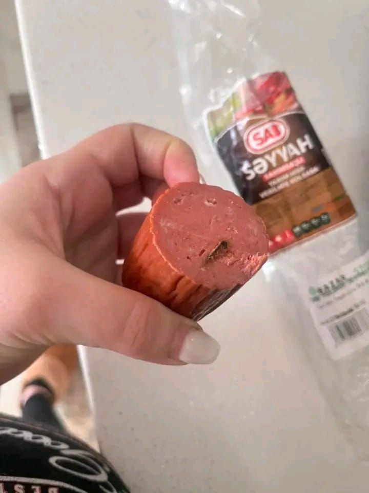 "SAB"ın kolbasasından dəmir parçası çıxdı -  FOTO