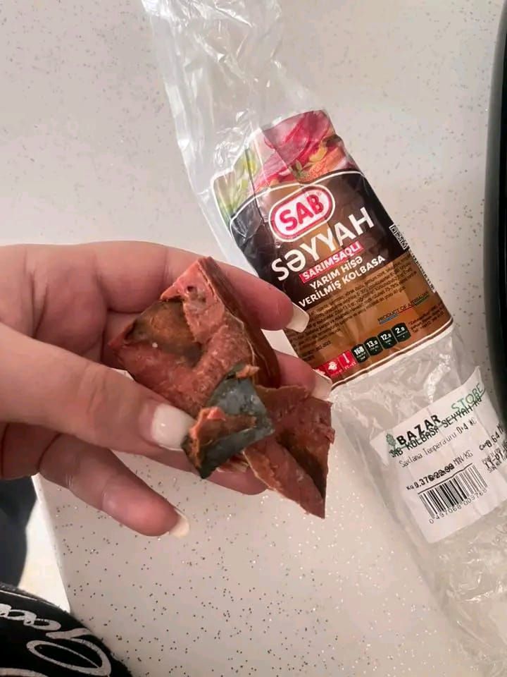 "SAB"ın kolbasasından dəmir parçası çıxdı -  FOTO
