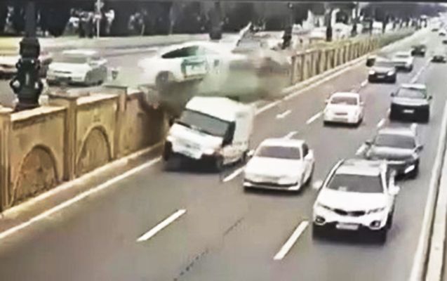 "Bolt"un taksisinin törətdiyi qəzada 2 nəfər yaralanıb -  VİDEO