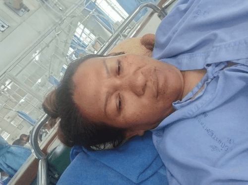 Xəstə onu sancan kobrayla xəstəxanaya gəldi 