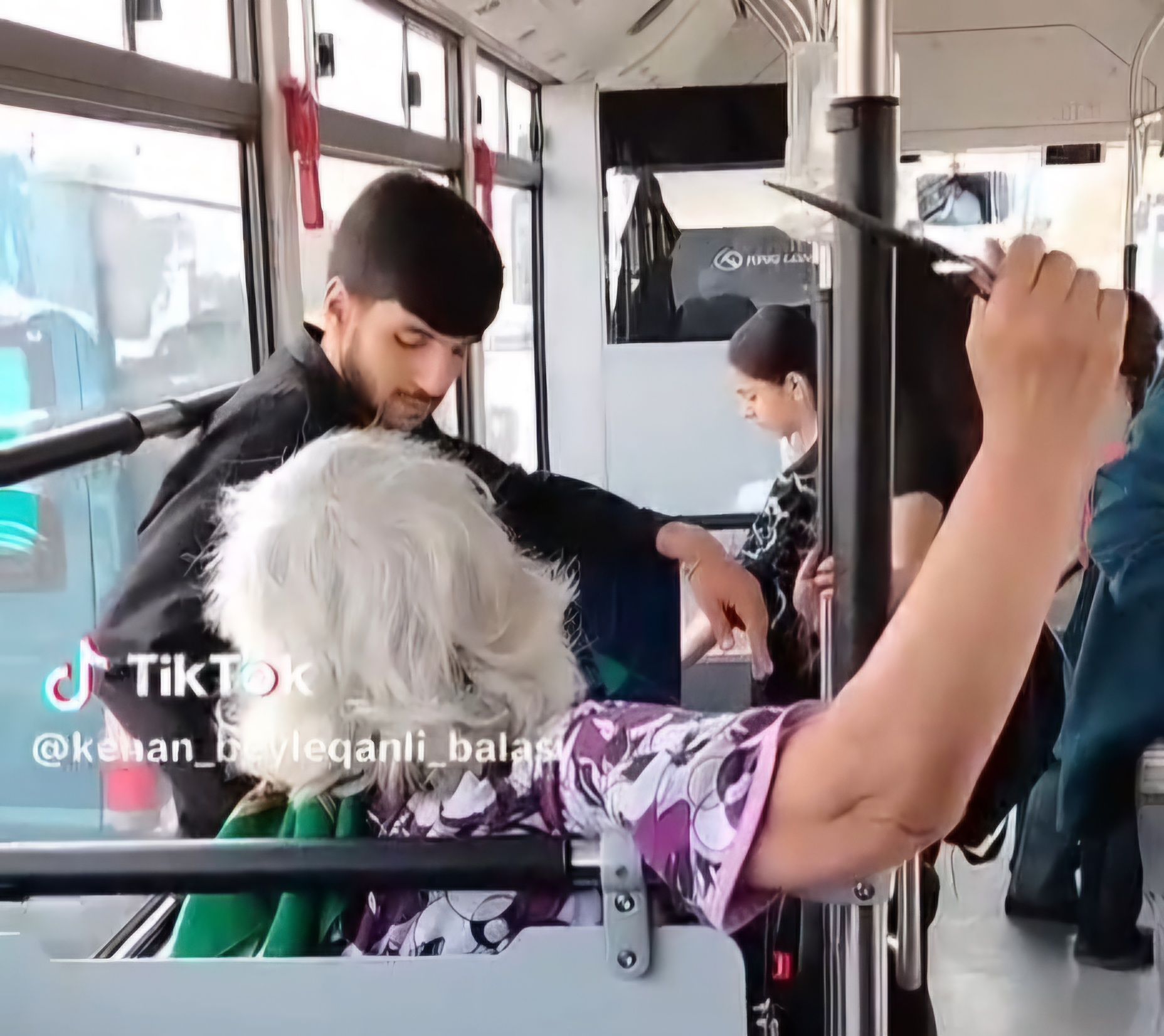 Avtobusda bıçaqla sərnişinləri hədələyən qadın saxlanıldı -  VİDEO