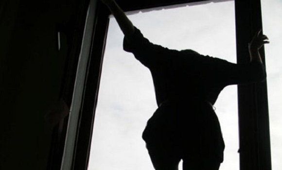 10-cu mərtəbədən düşən qız sağ qaldı 