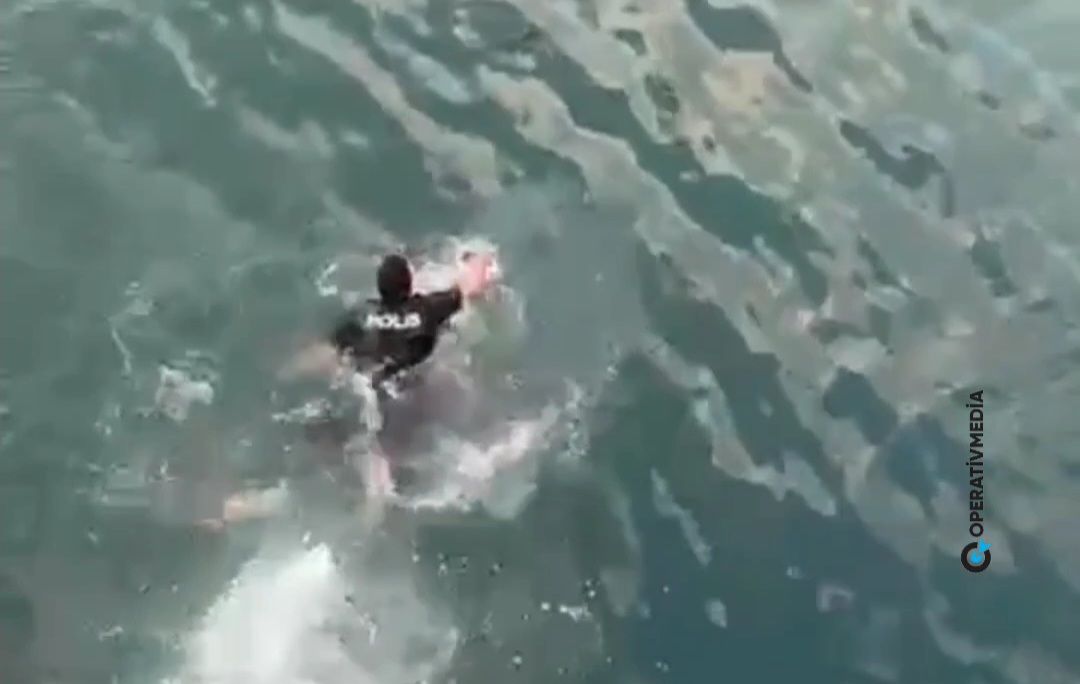 Polis özünü dənizə ataraq qadını xilas etdi -  VİDEO