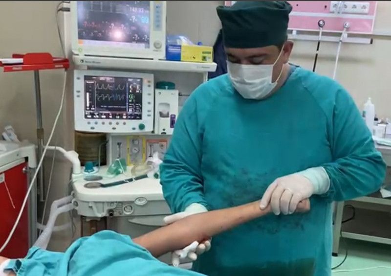 Tik-tokda canlı yayımda xəstənin ayağını kəsən  cərrahla bağlı araşdırılma başlandı