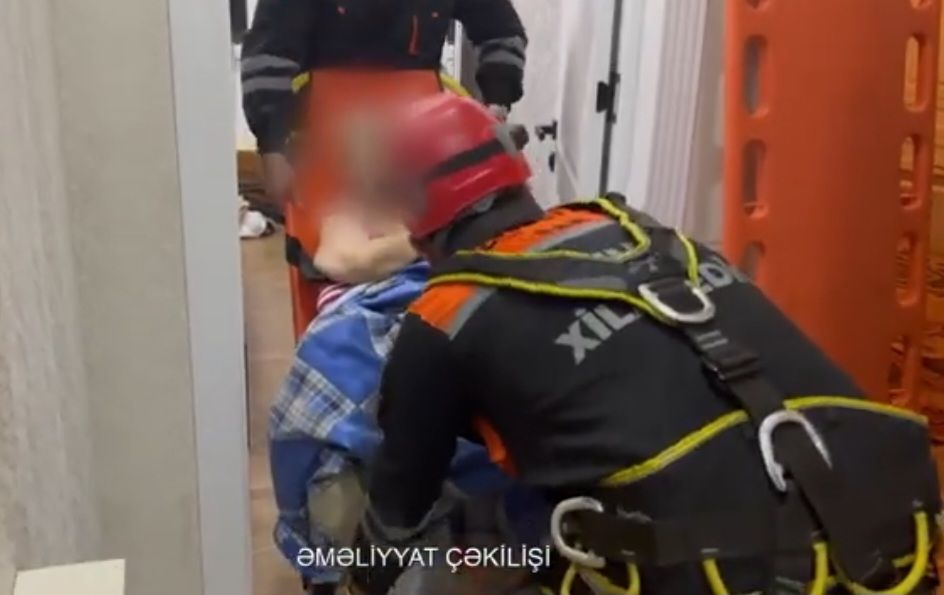 Köməksiz vəziyyətdə qalan yaşlı qadını xilas etdilər -  VİDEO