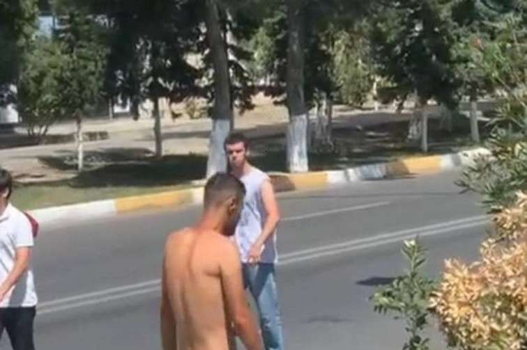 Bakıda lüt gəzən gənc saxlanıldı -  Əxlaqsız hərəkətlər edirdi