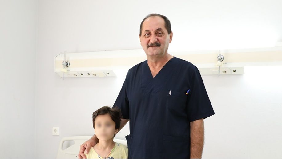 9 yaşlı qızın mədəsindən saç kütləsi çıxarıldı -  FOTO