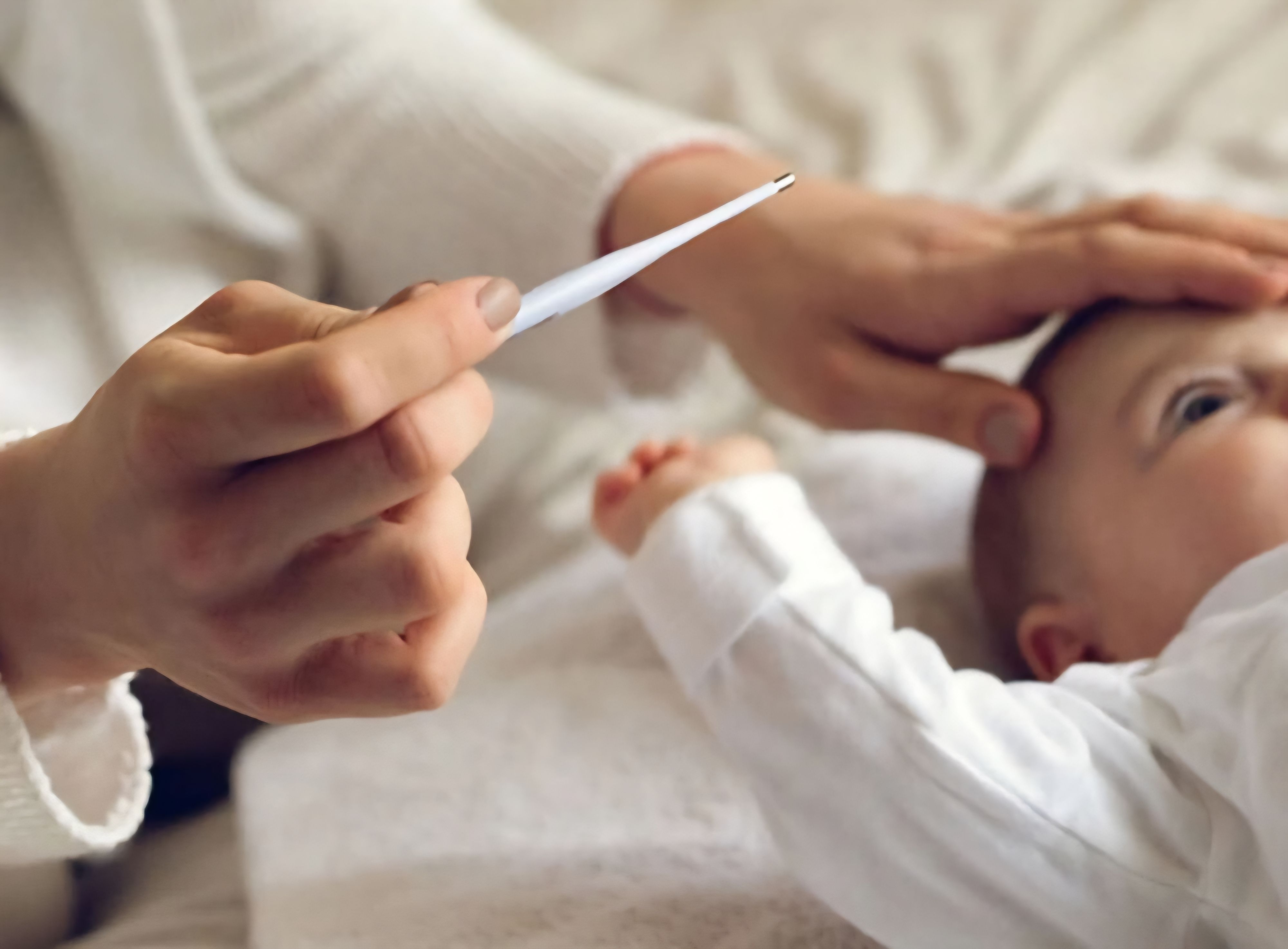 Yayda uşağın qızdırmasını necə düşürmək olar? -  Pediatrdan məsləhətlər - VİDEO