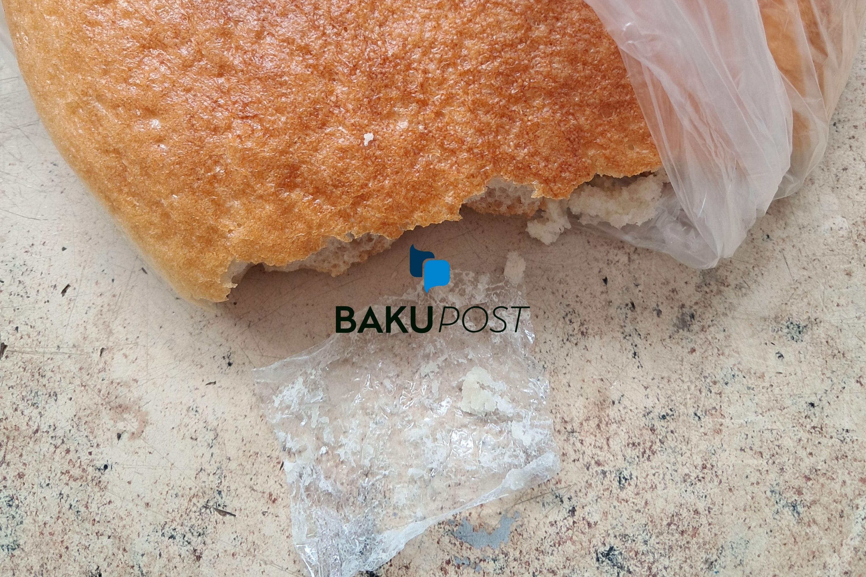 Bakıda çörəyin içindən sellofan çıxdı -  FOTO