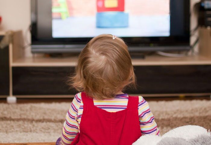 Televizor,  telefon autizm yaradır? -  Psixoloqdan cavab 