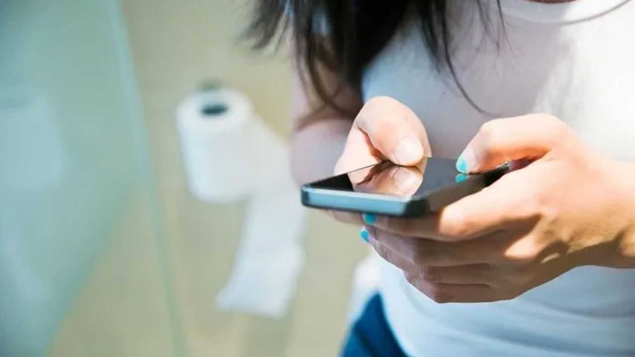 Tualetdə telefondan istifadə edənlərin nəzərinə! 