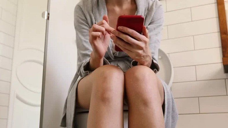 Tualetdə telefondan istifadə edənlərin nəzərinə! 