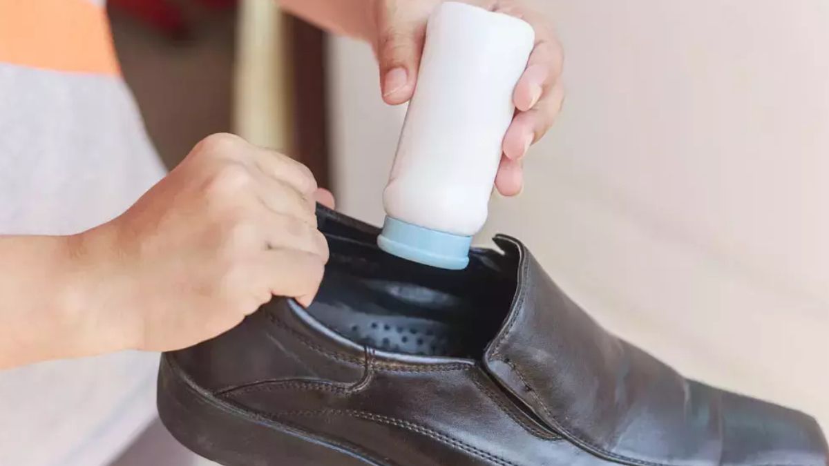 Ayaqqabının içərisinə duz səpin -  Səbəb