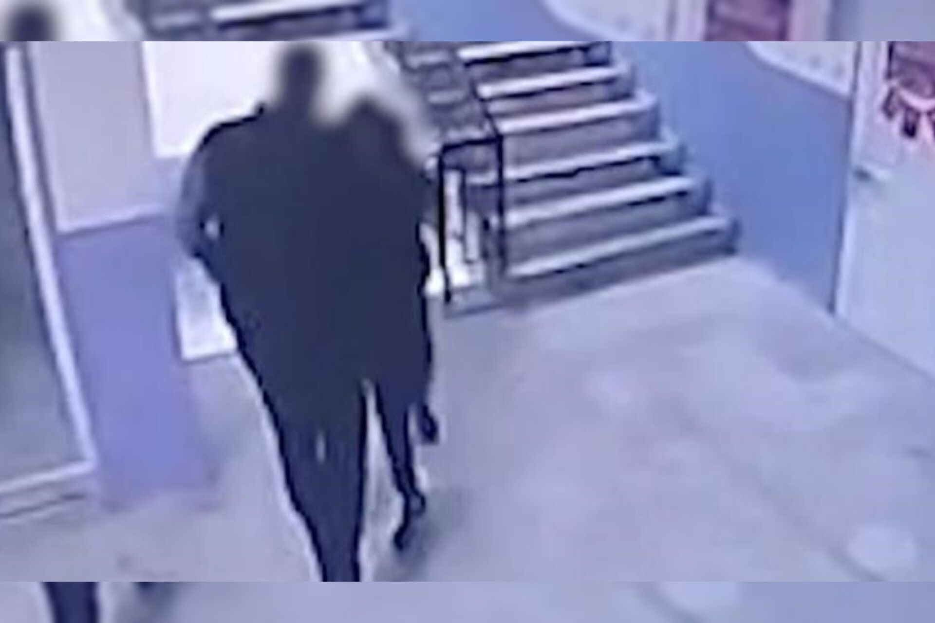 Direktor autizmli şagirdi pilləkənlərdən itələyərək yıxdı -  Dəhşətli görüntülər