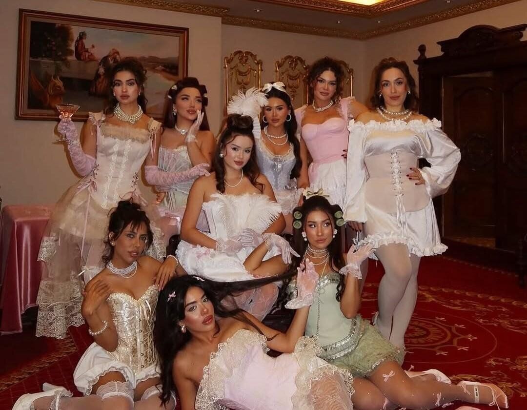 Tənqidlərdən sonra fotoları sildi 