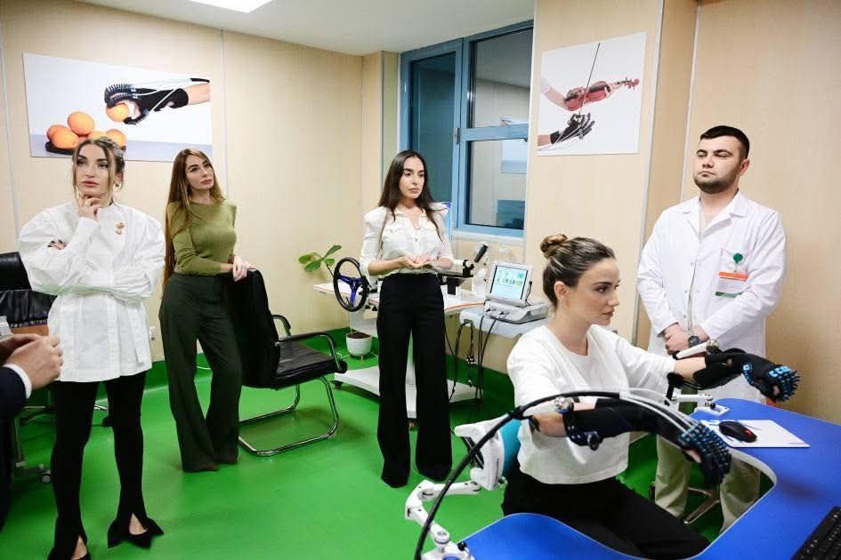 Yeni Klinikada Yeni Robotik Reabilitasiya və Sümük İliyi Transplantasiyası mərkəzlərinin açılışı oldu -  FOTO