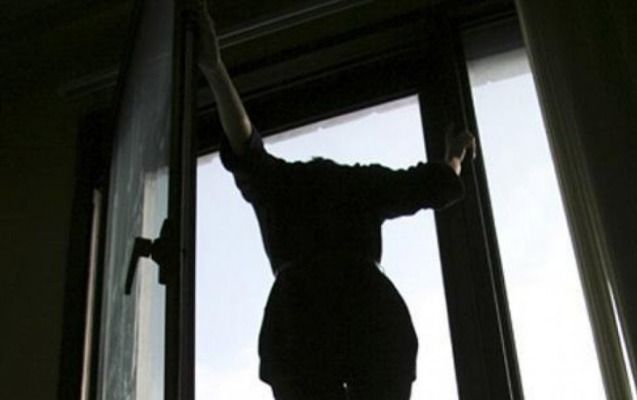 Sığınacaqda yıxılan qız öldü 