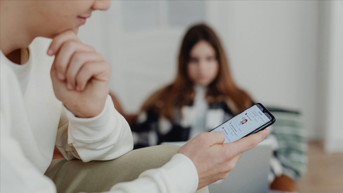 Ekran qarşısında keçirdiyiniz vaxt xəstəliyə səbəb olur -  Texno boyun sindromu nədir?