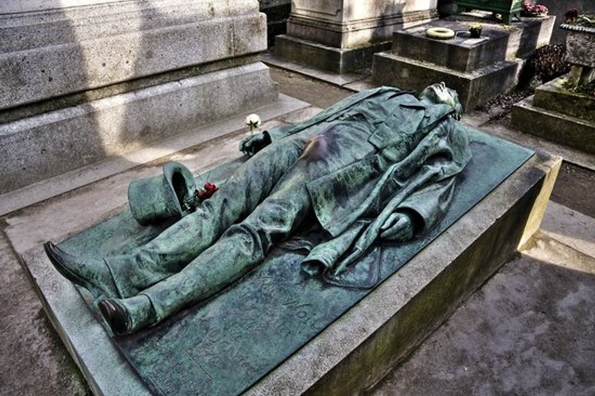 Hamilə buraxan heykəl:  Viktor Noir