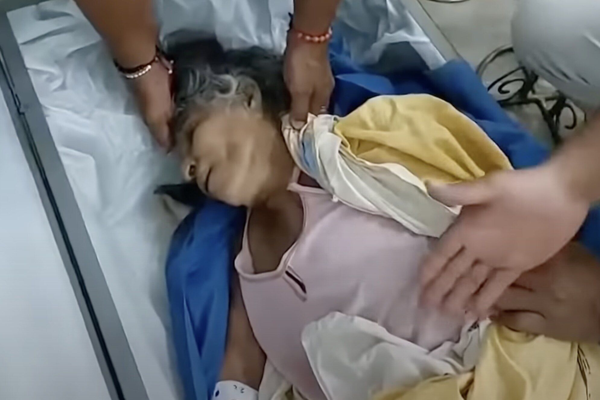 Kremasiyaya aparılan qadın tabutda dirildi 