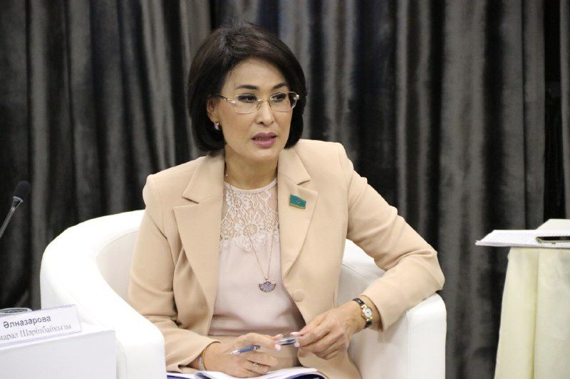 Səhiyyə naziri təyyarədə tibbi yardım göstərdi 