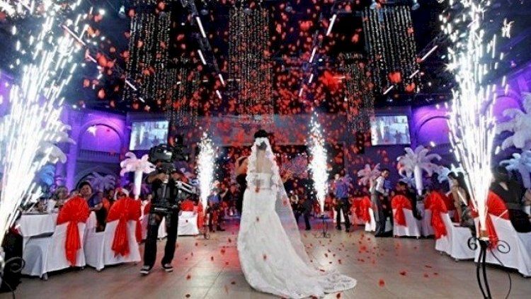 Toyda oynadığı yerdə yıxılıb öldü 