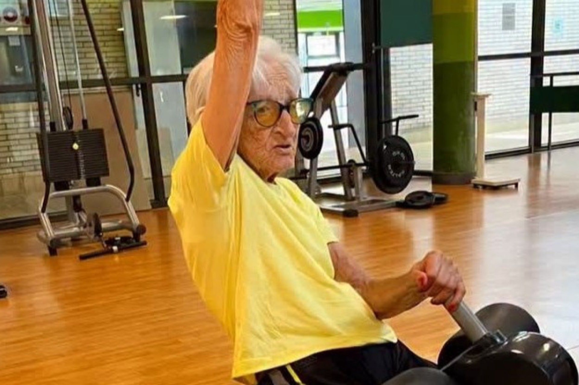 101 yaşlı qadın gündə 2 saat məşq edir 