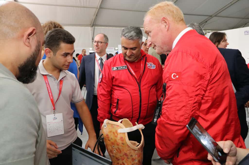 Azərbaycanlı həkimlə oğlunun ixtira etdiyi “Ağıllı korset" -  Qızıl medal aldı