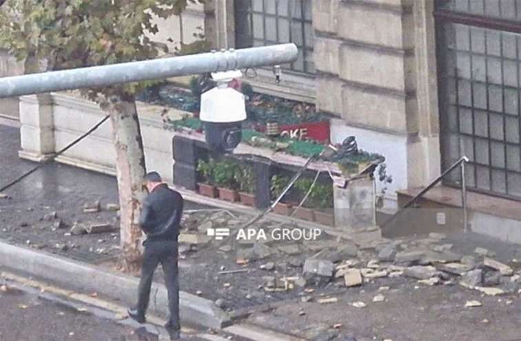 Bakının mərkəzində eyvan uçdu –  Qadın yaralandı