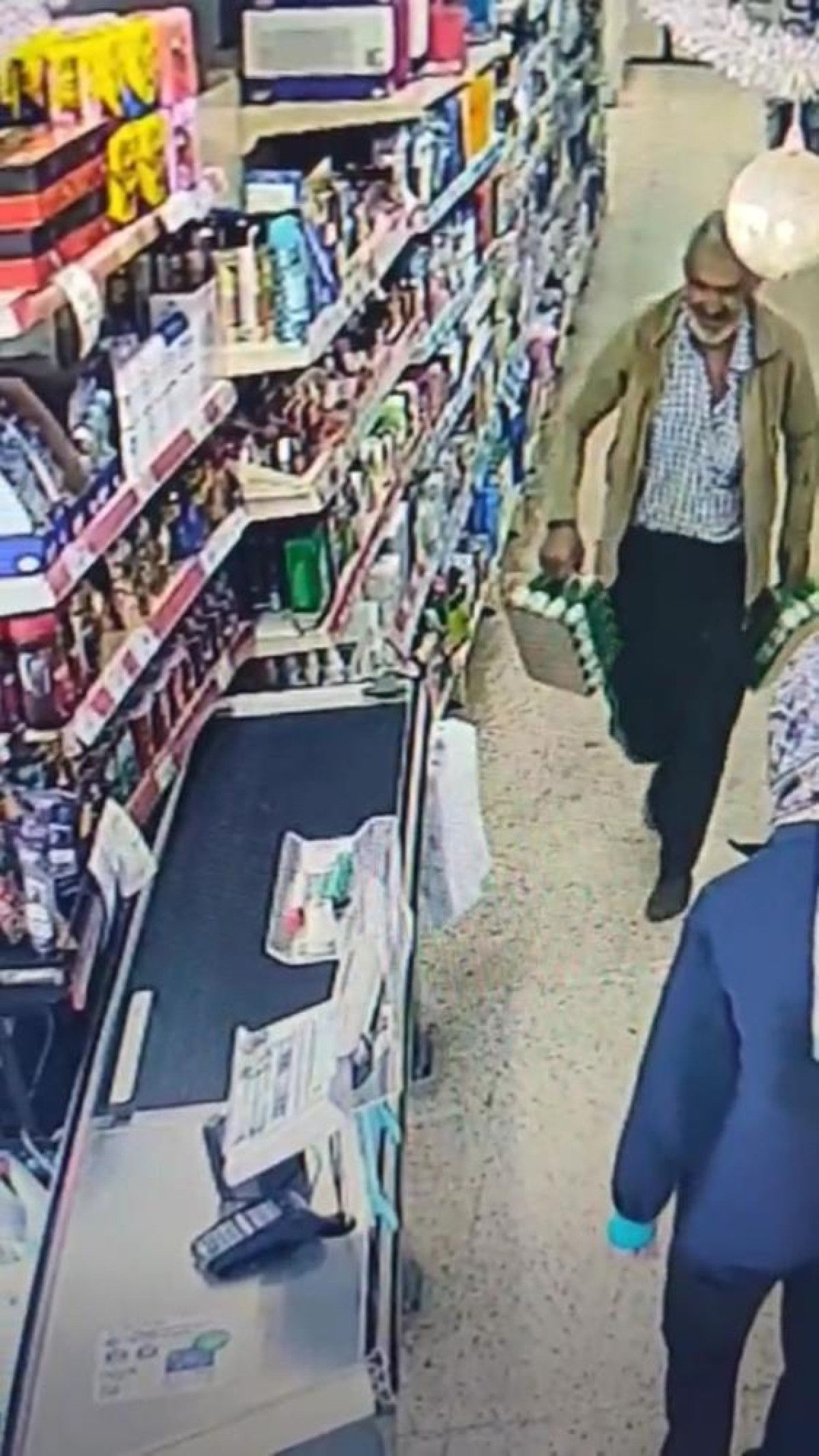 Palçıqlı ayaqqabılarını çıxarıb,  corabla marketə girdi