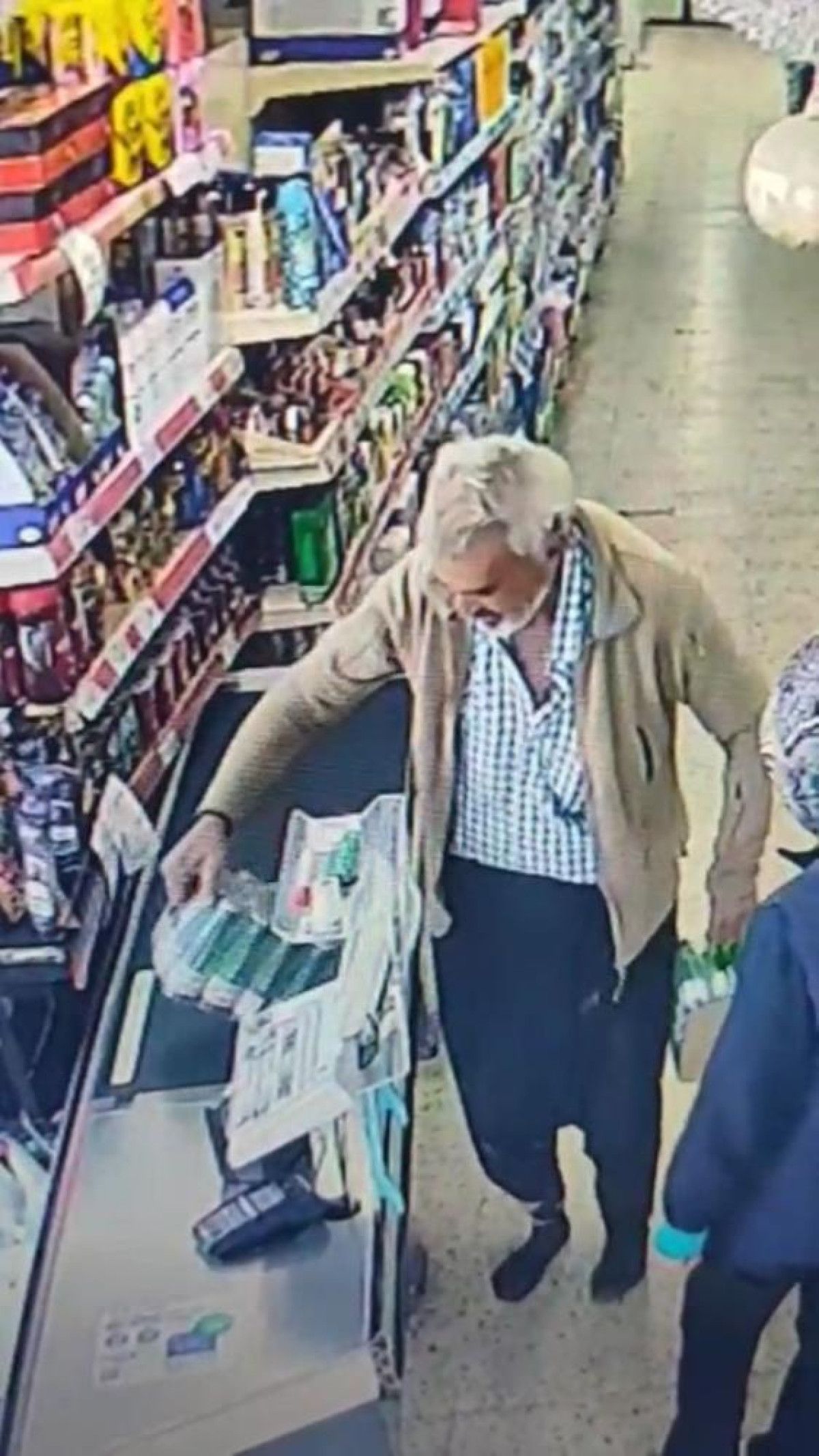 Palçıqlı ayaqqabılarını çıxarıb,  corabla marketə girdi