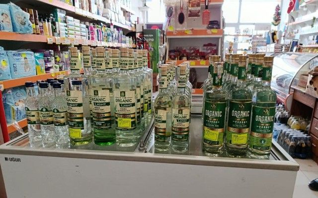 Bu marketlərdə saxta araqlar satılırmış -  FOTOLAR